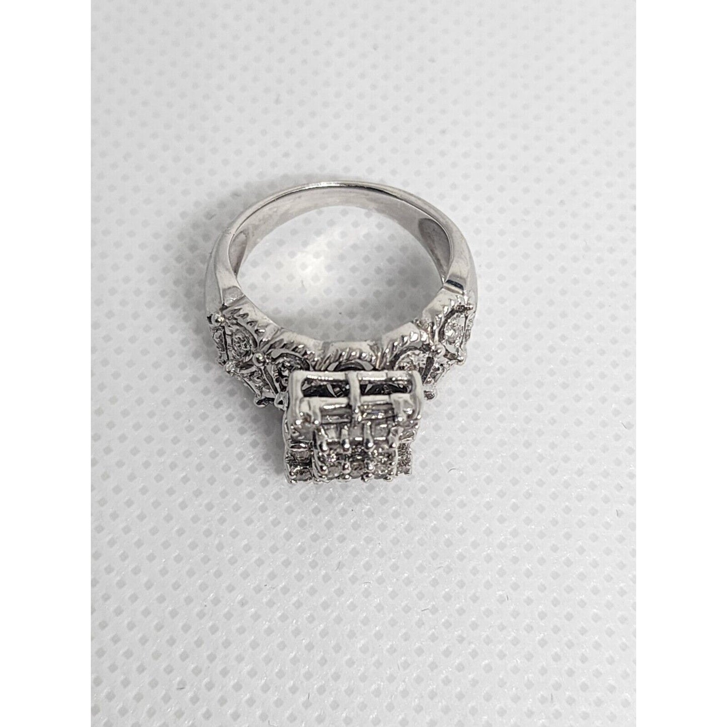 14K White Gold & Diamonds 0.5Ct Ring Size 4