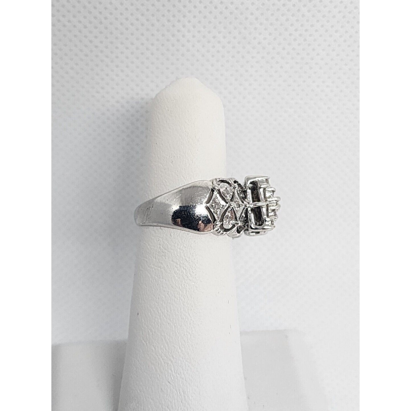 14K White Gold & Diamonds 0.5Ct Ring Size 4