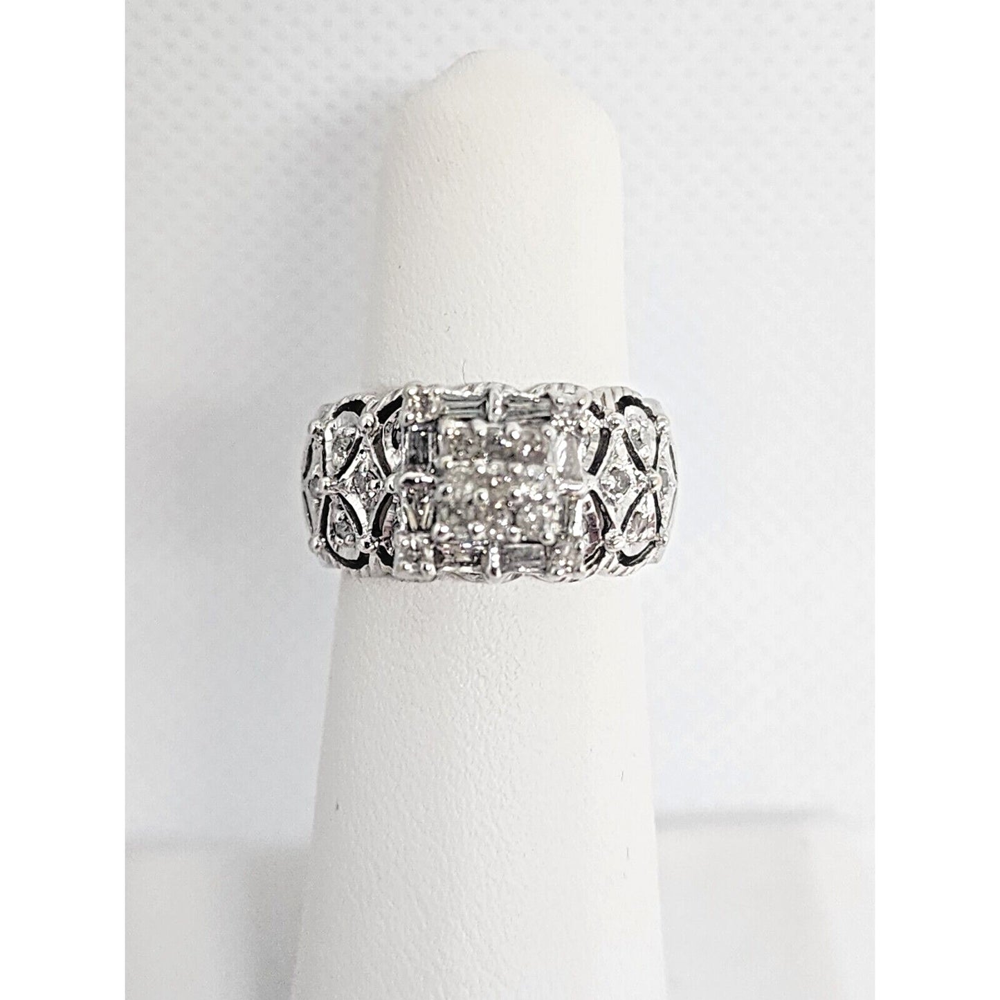 14K White Gold & Diamonds 0.5Ct Ring Size 4