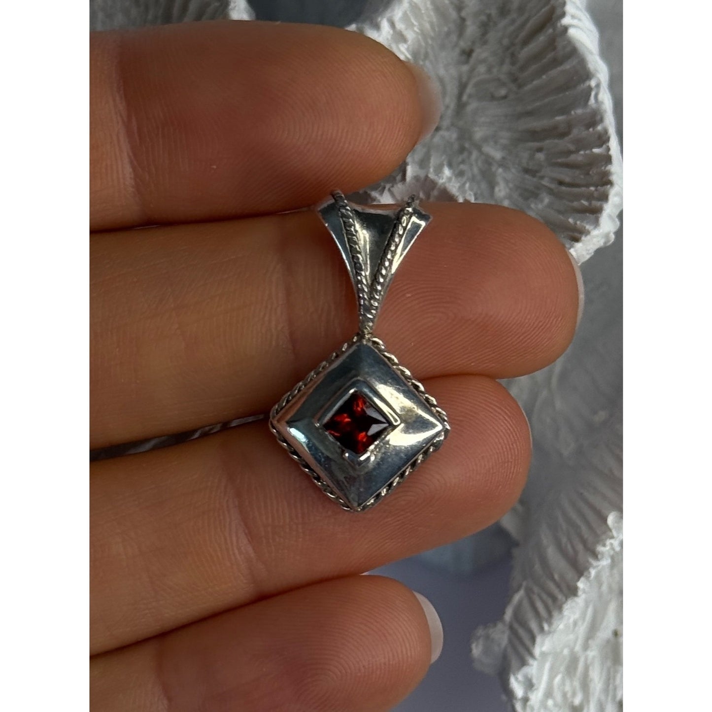 VINTAGE 925 STERLING SILVER GARNET PENDANT LENGTH 1.10 INCH