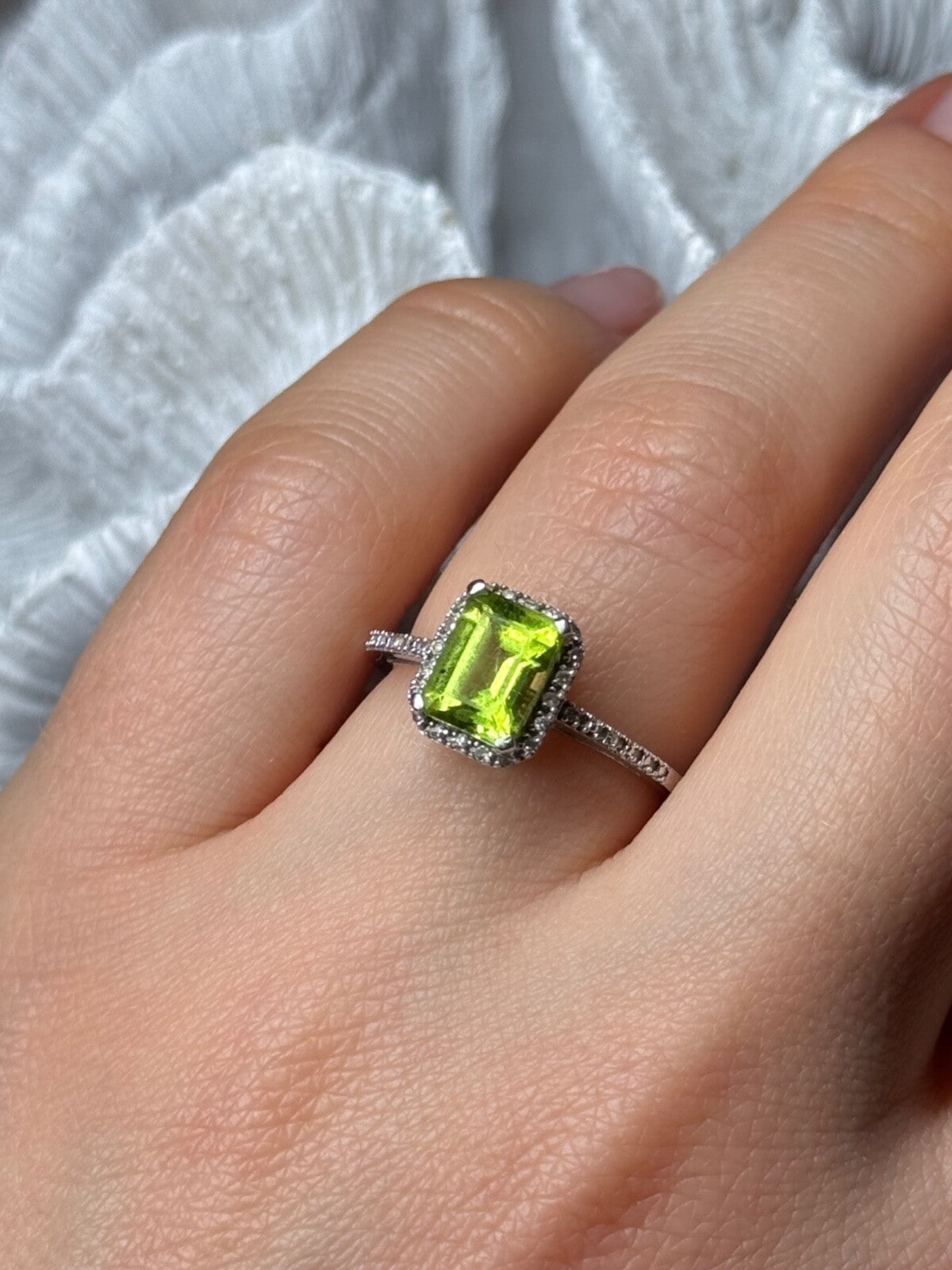 10K White Gold Ring Peridot & Diamonds Size 6.5