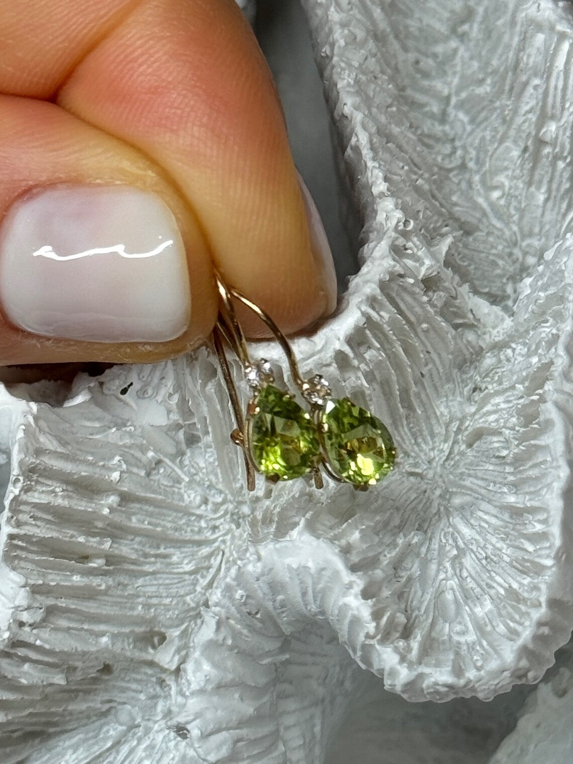 10K YELLOW GOLD PERIDOT & DIAMOND EARRINGS LENGHT 0.7 Inch