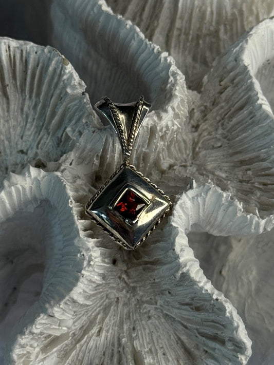 Vintage 925 Sterling Silver Garnet Pendant Length 1.10 Inch