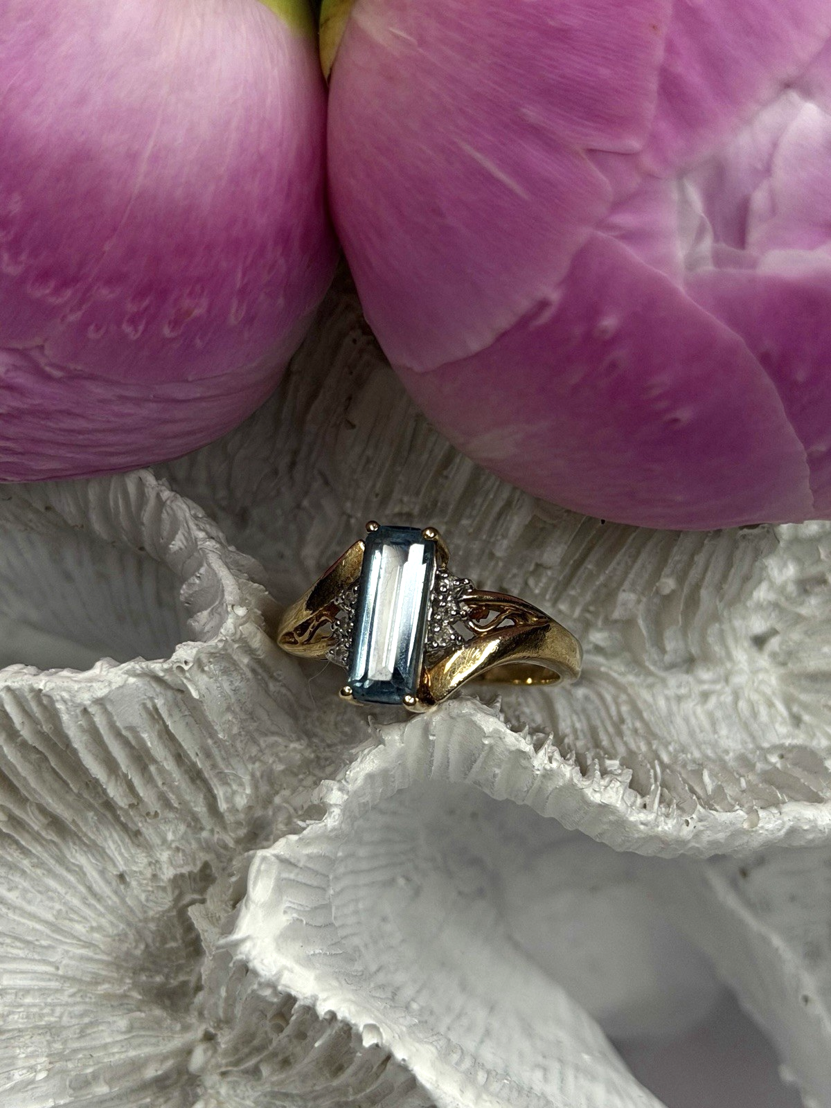 Elegant 10K Yellow Gold Blue Topaz & Diamond Ring Size 7