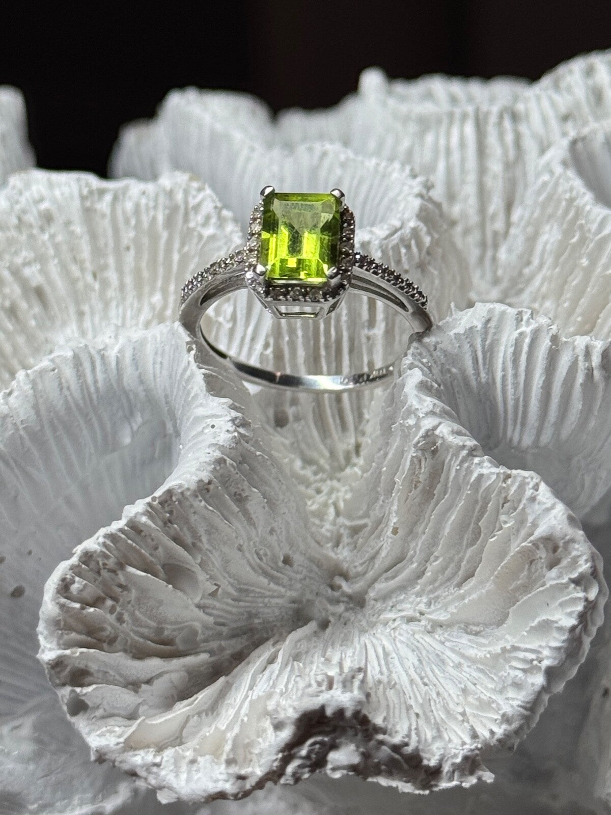 10K White Gold Ring Peridot & Diamonds Size 6.5