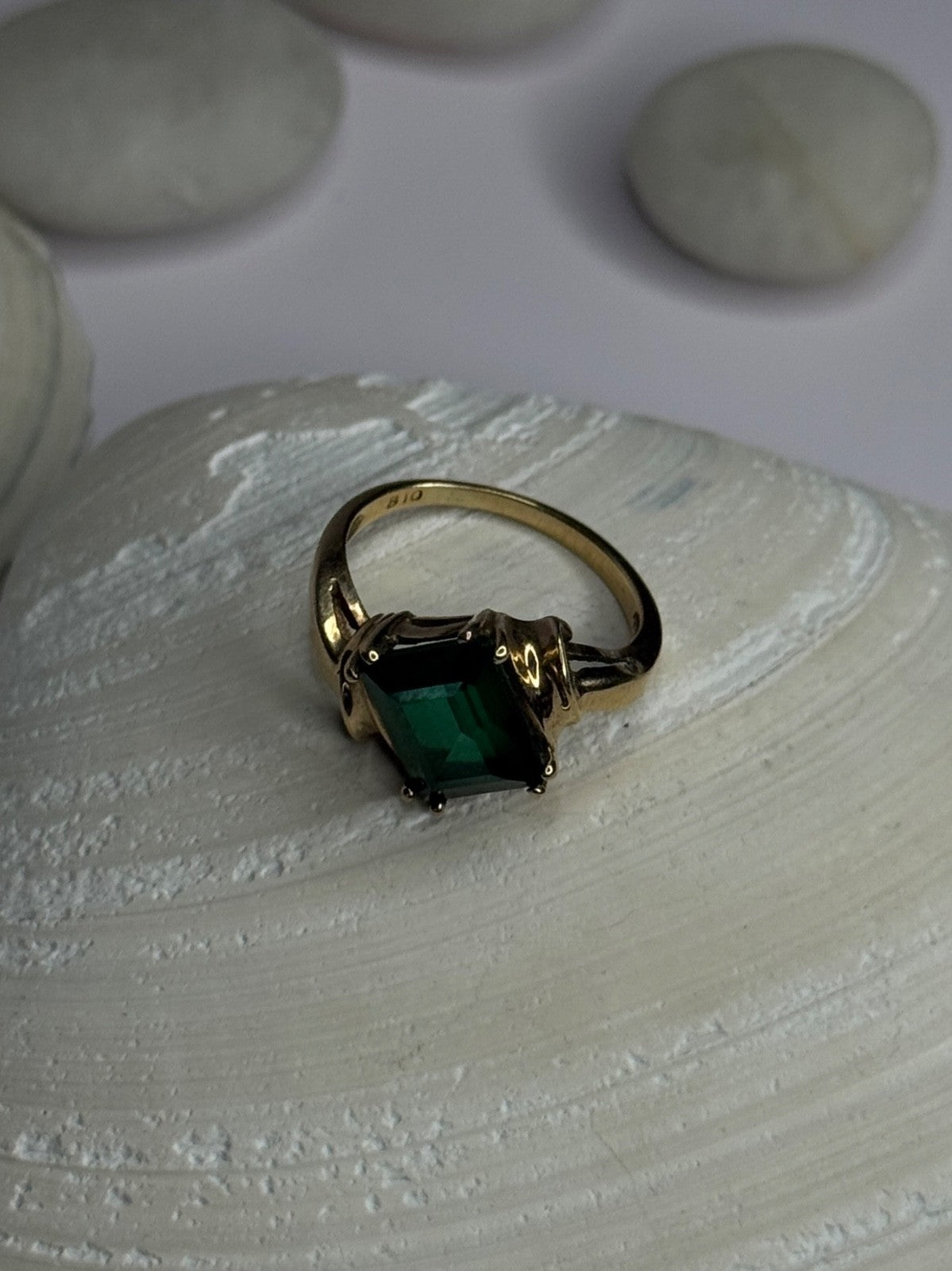10K Yellow Gold Emerald Ring Size 4