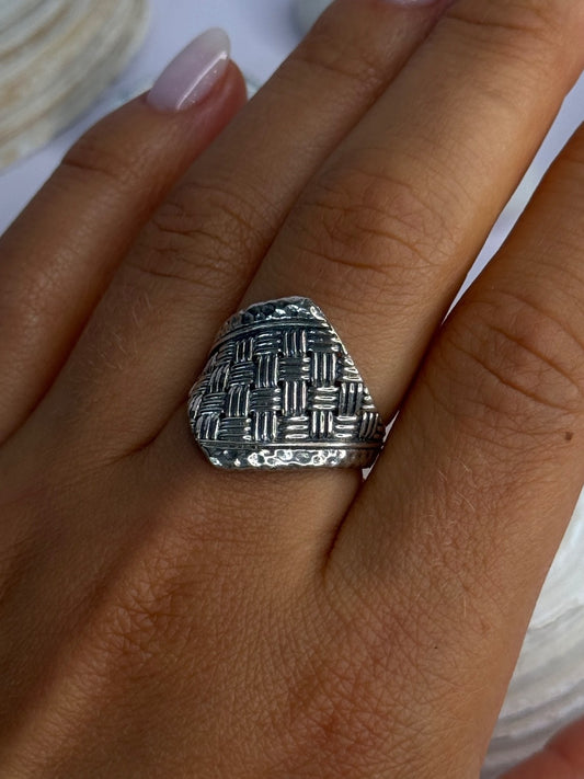 Classy Design 925 Sterling Silver Ring Size 8