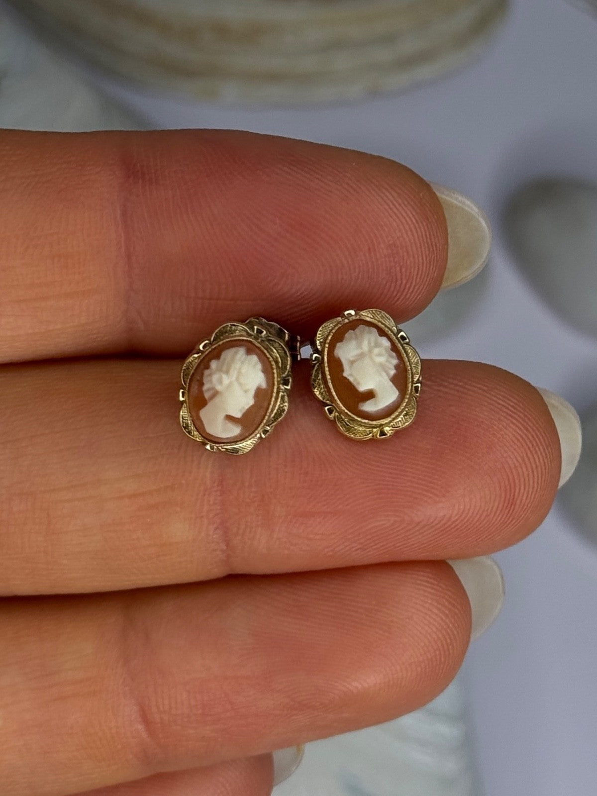 10K Yellow Gold Vintage Oval Cameo Stud Earrings Length 0.40 Inch