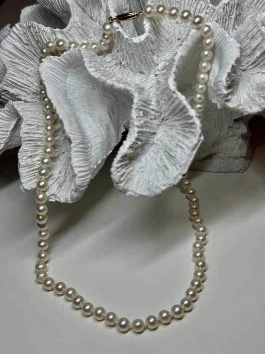 14K Yellow Gold Claps Fresh Water Pearl Necklace 18 Inch