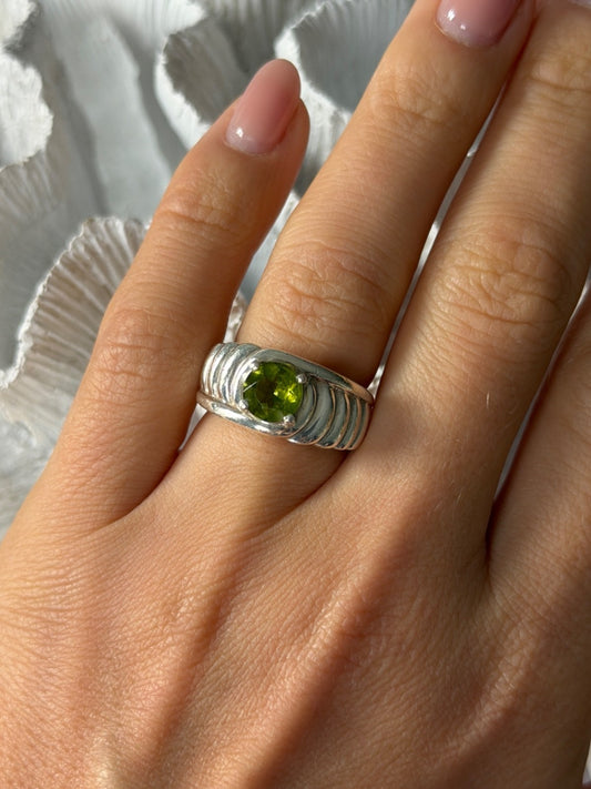 925 Sterling Silver Peridot Ring Size 6