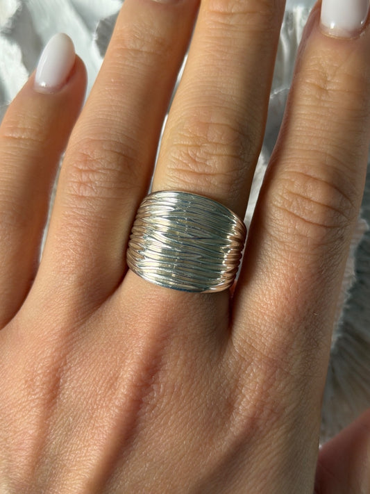 Elegant Design 925 Sterling Silver Ring Size 8