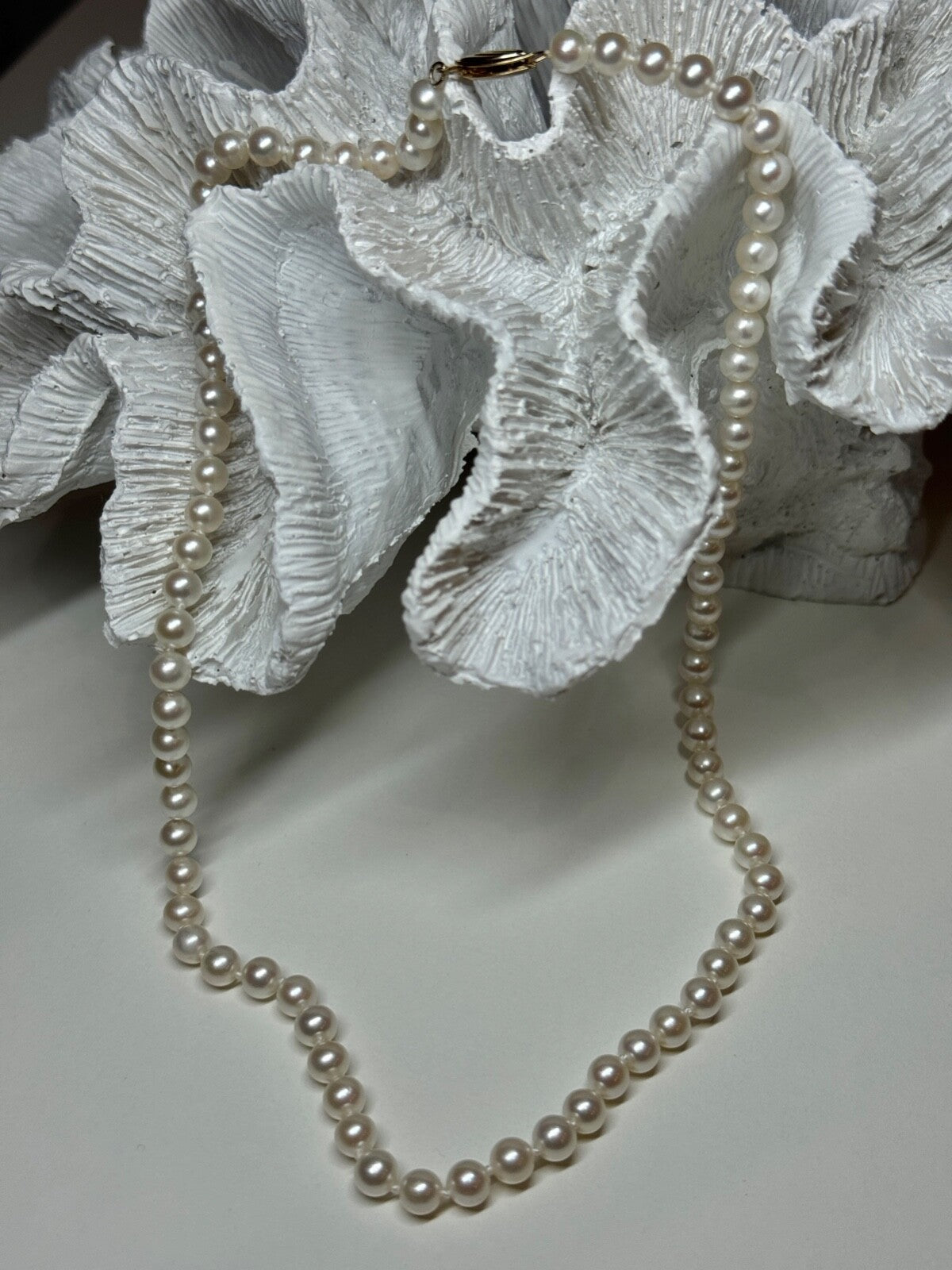 14K Yellow Gold Claps Fresh Water Pearl Necklace 18 Inch