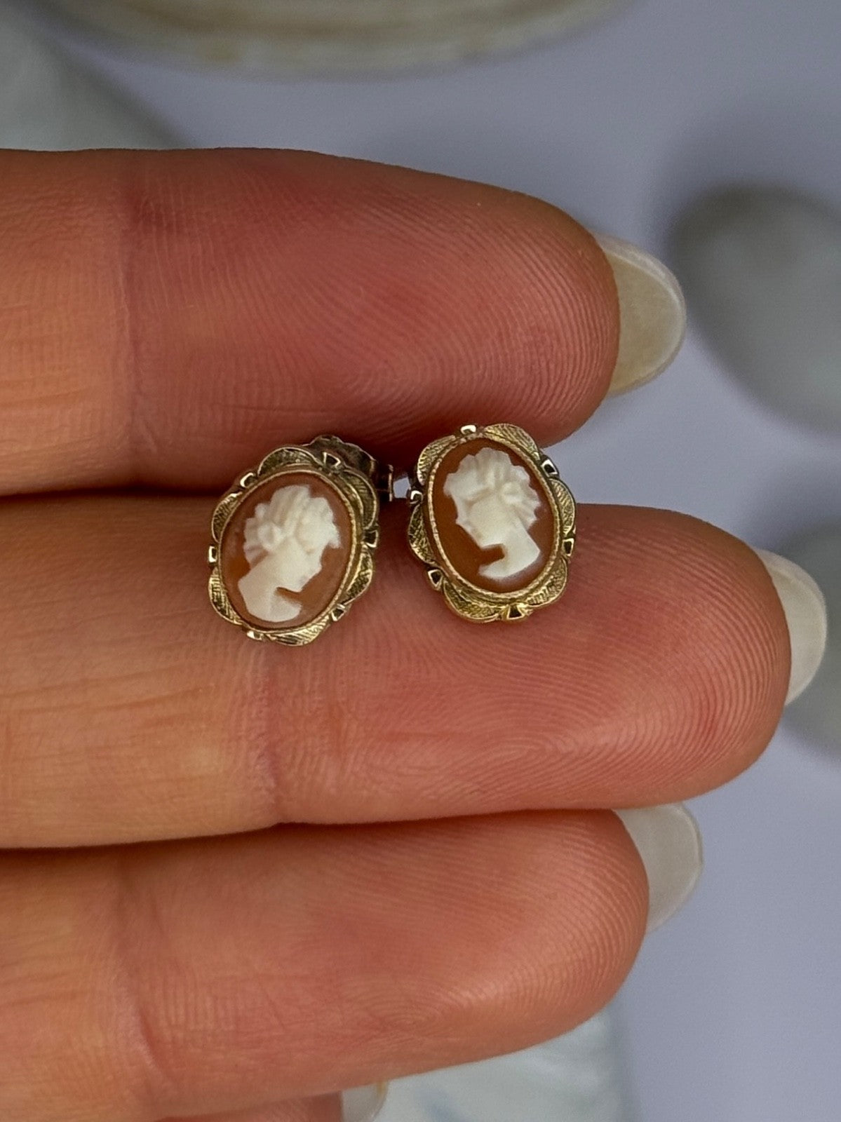 10K Yellow Gold Vintage Oval Cameo Stud Earrings Length 0.40 Inch