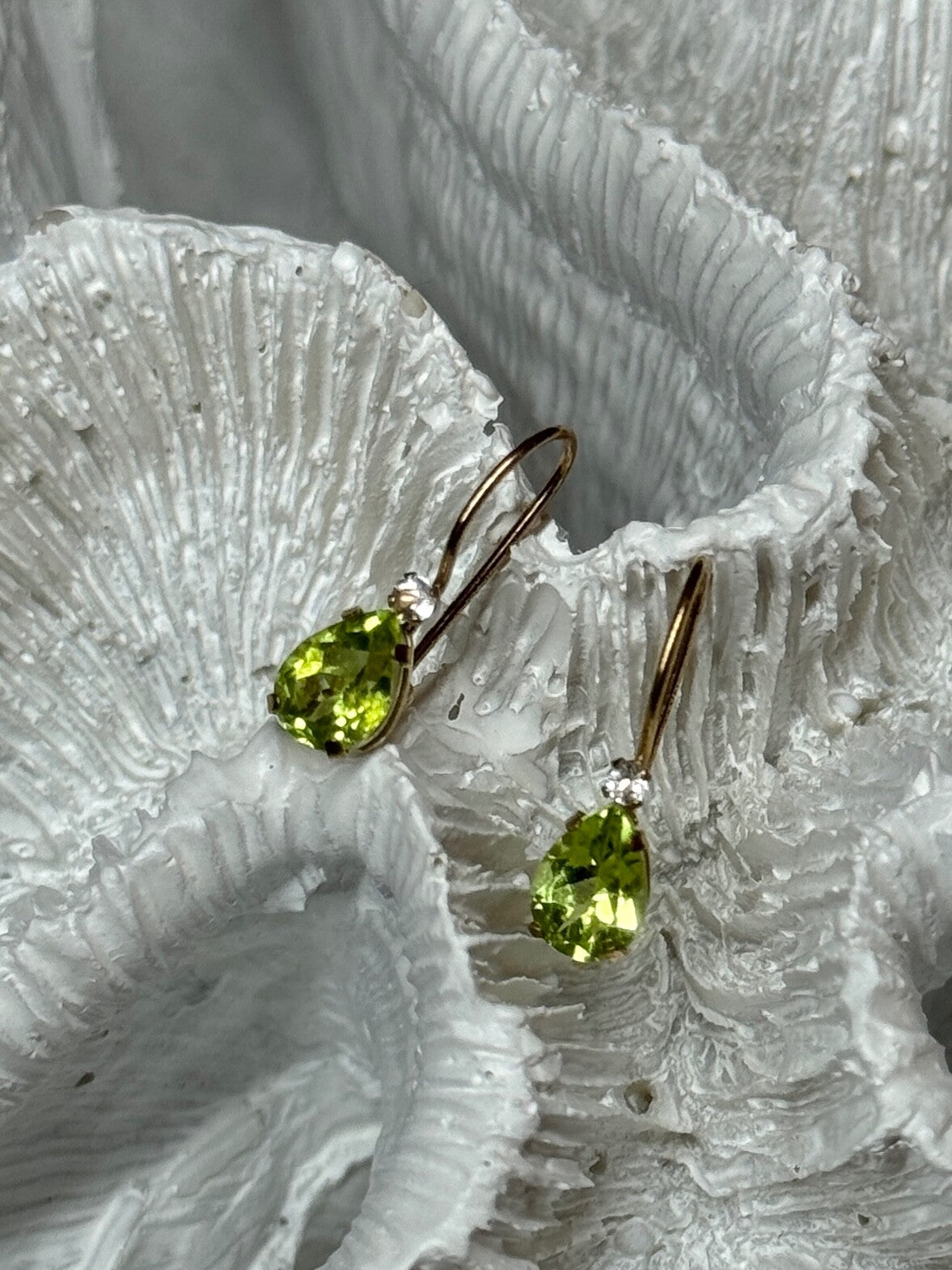 10K YELLOW GOLD PERIDOT & DIAMOND EARRINGS LENGHT 0.7 Inch