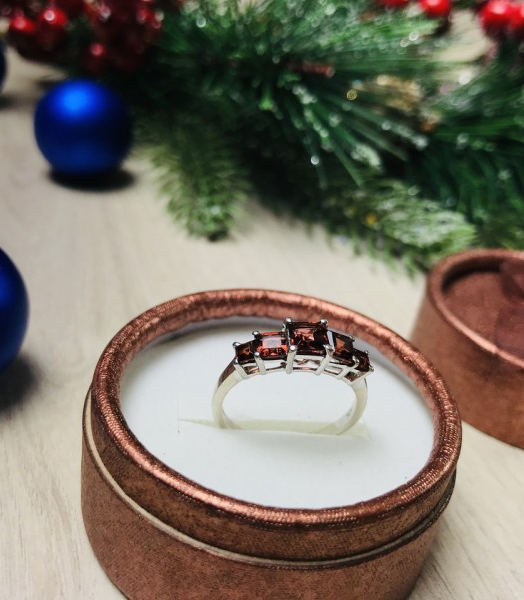 925 Sterling Silver Garnets Ring Size 9