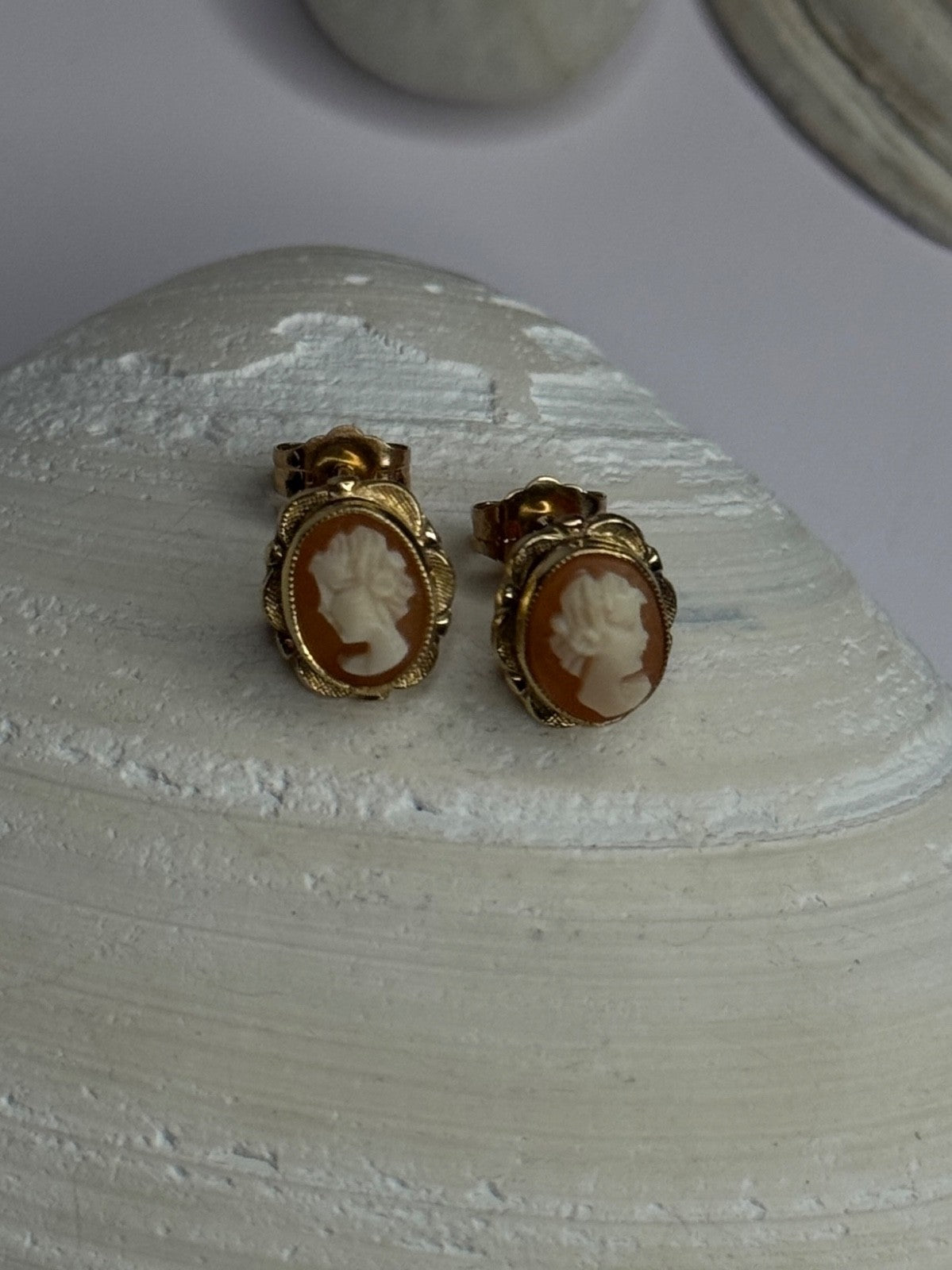 10K Yellow Gold Vintage Oval Cameo Stud Earrings Length 0.40 Inch