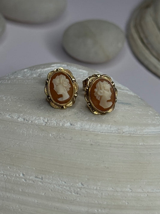10K Yellow Gold Vintage Oval Cameo Stud Earrings Length 0.40 Inch
