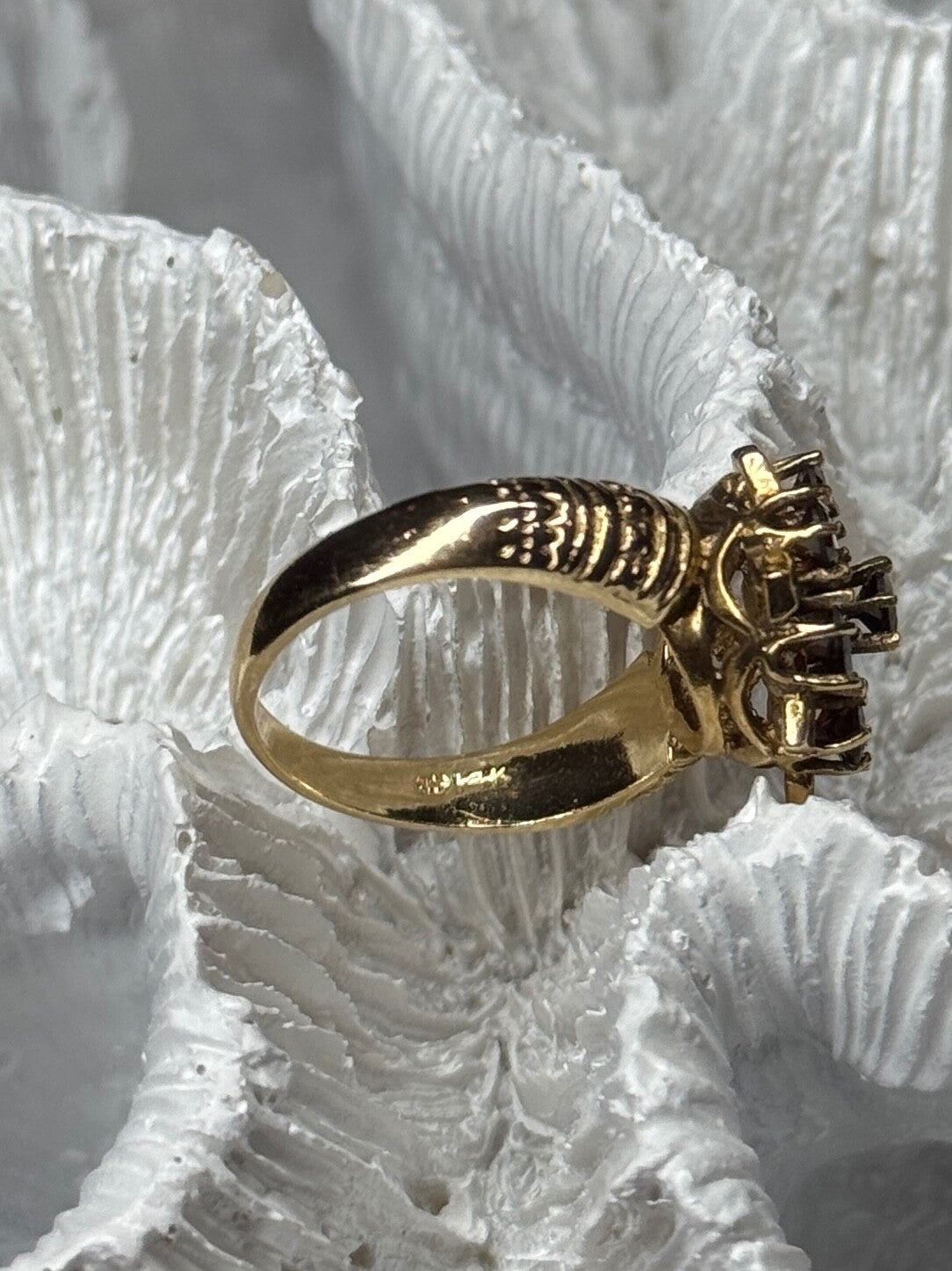 14K Yellow Gold Ring Garnet Flower Size 5