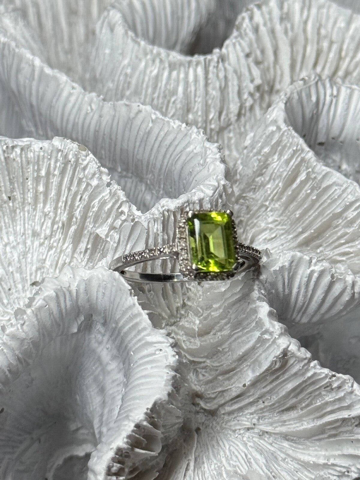 10K White Gold Ring Peridot & Diamonds Size 6.5