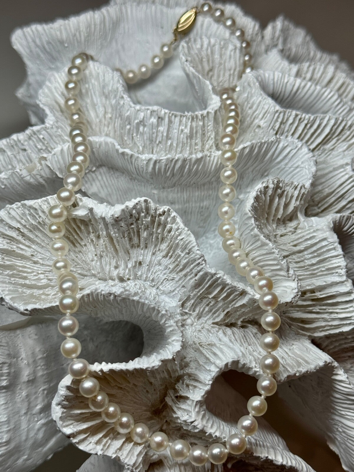 14K Yellow Gold Claps Fresh Water Pearl Necklace 18 Inch