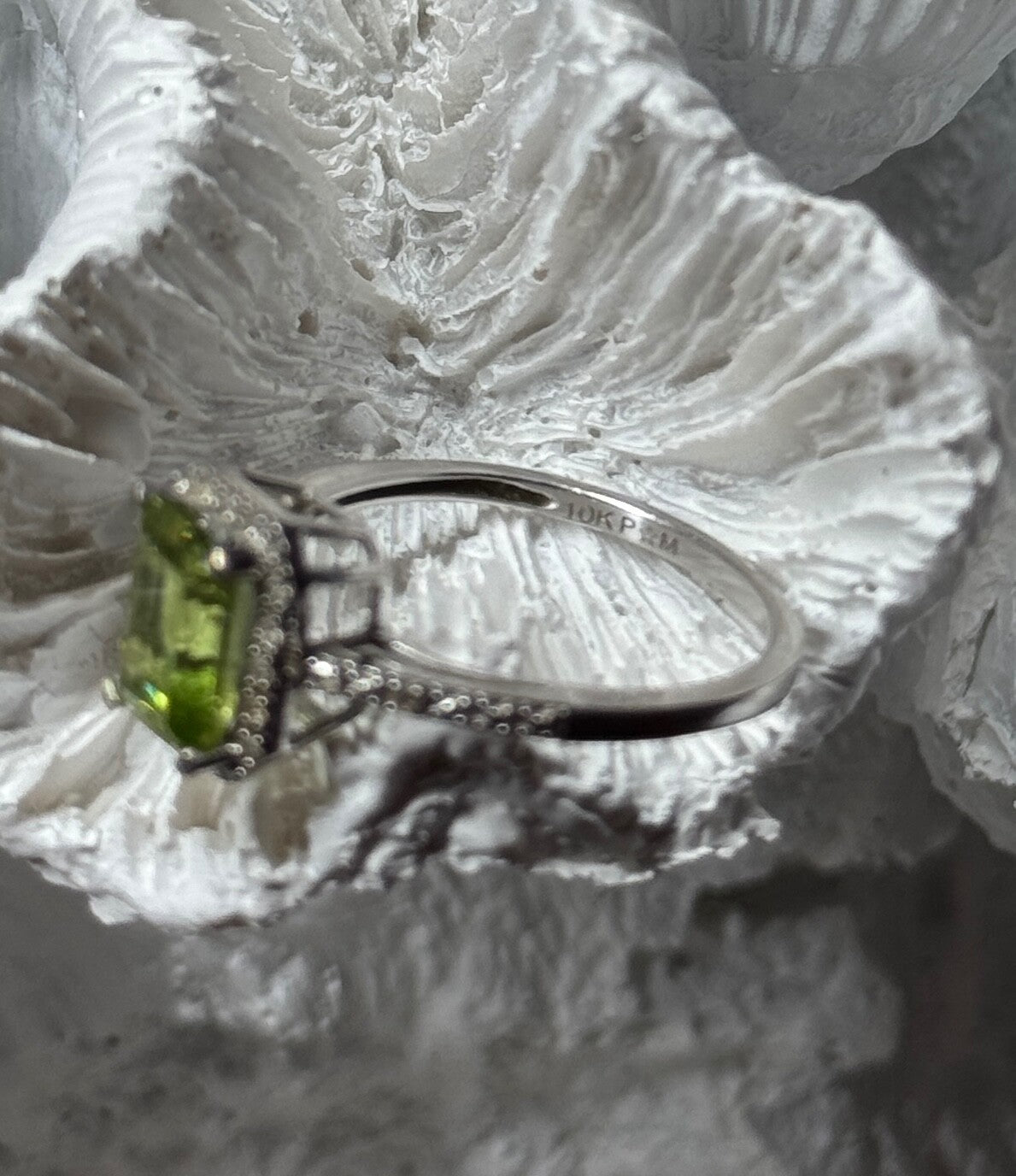 10K White Gold Ring Peridot & Diamonds Size 6.5