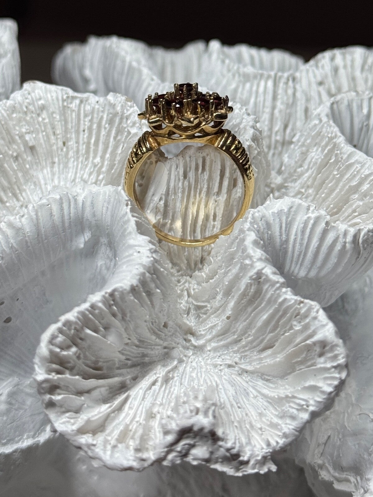 14K Yellow Gold Ring Garnet Flower Size 5