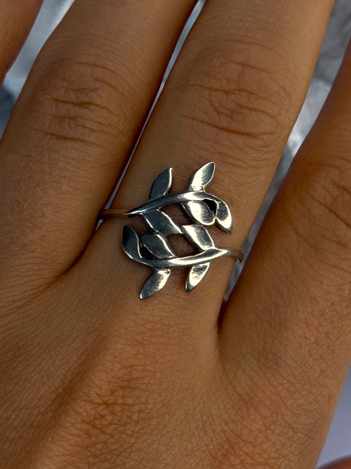 925 Sterling Silver Leaves Ring Size 9