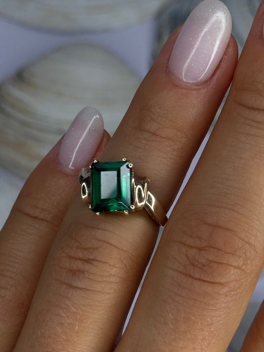 10K Yellow Gold Emerald Ring Size 4