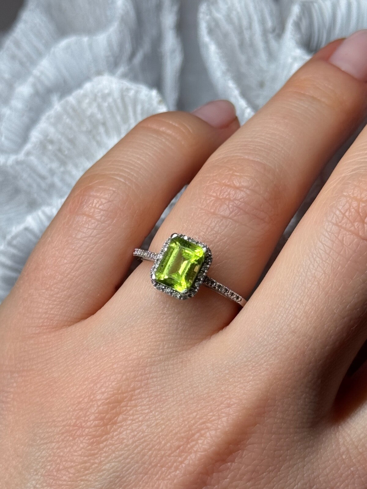 10K White Gold Ring Peridot & Diamonds Size 6.5