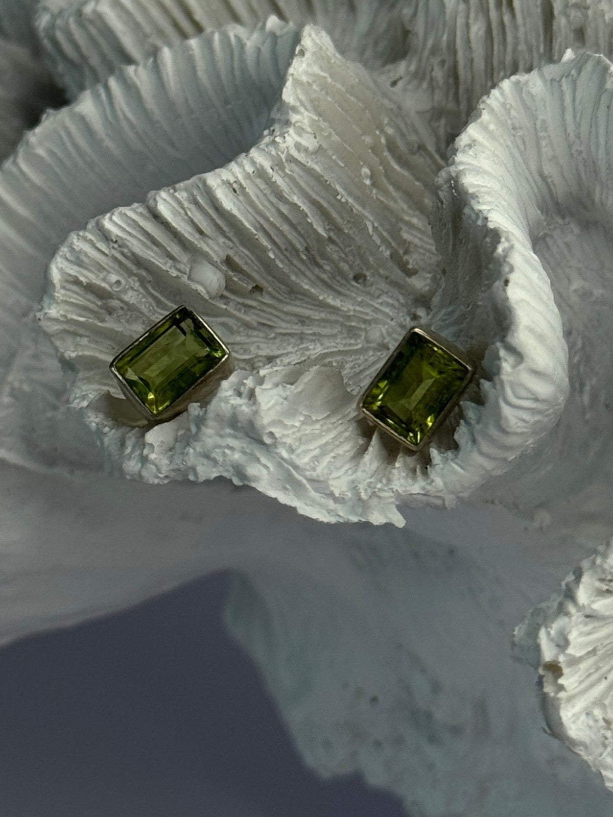 Pretty 925 Sterling Silver Peridot Stud Earrings Length 0.30 Inch