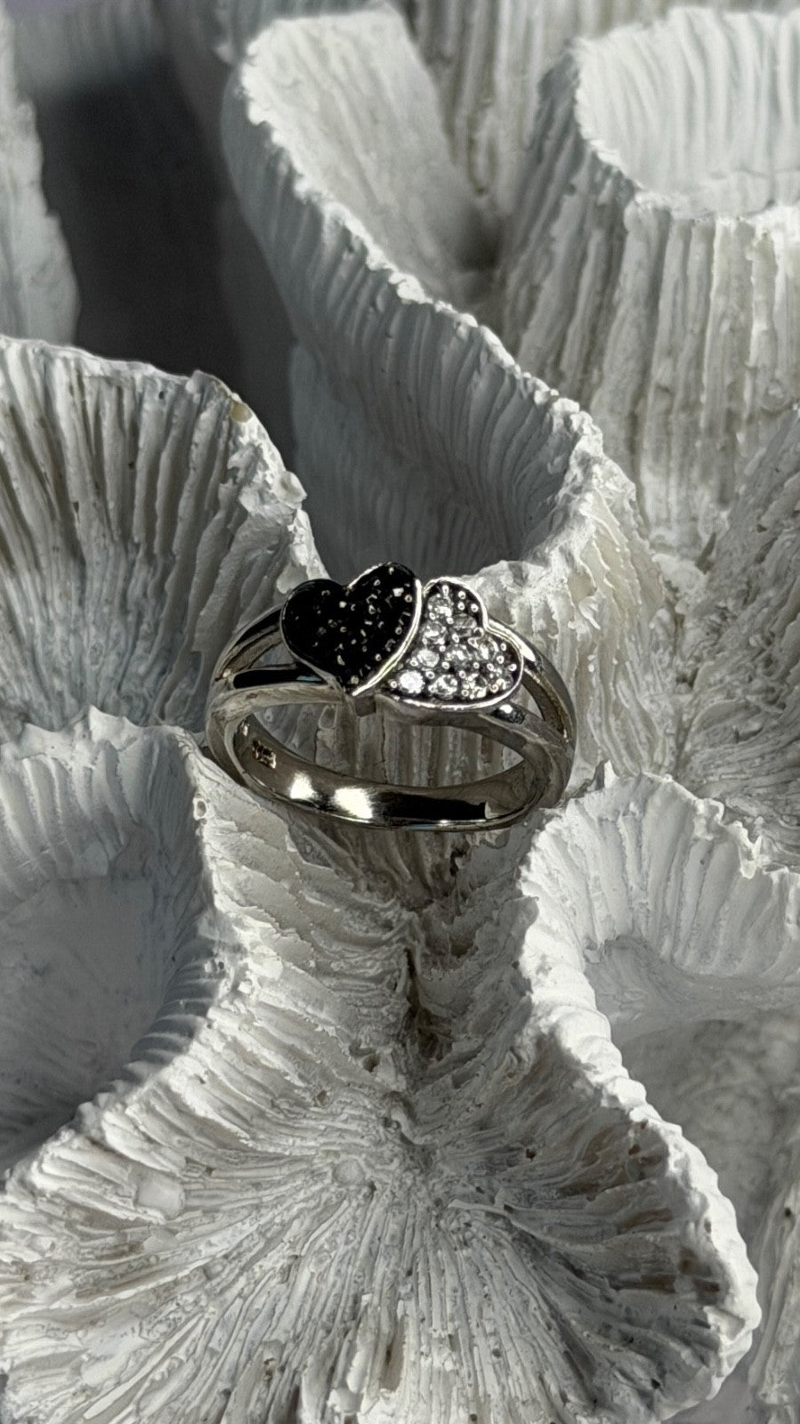 925 Sterling Silver Black & White Spinel Hearts Ring Size 6