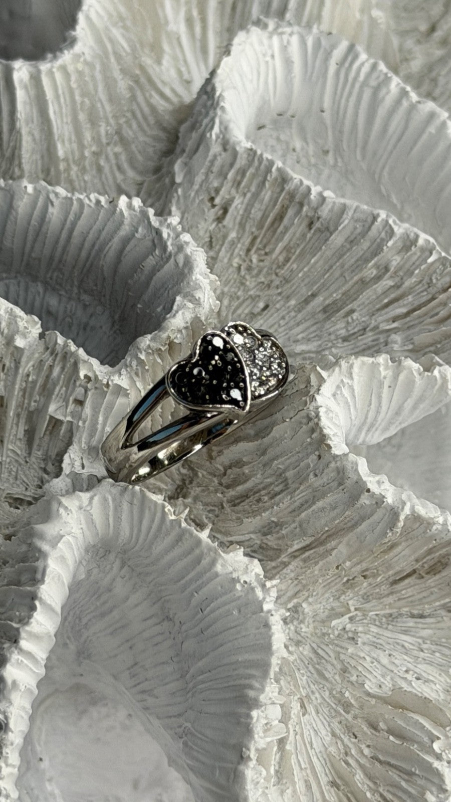 925 Sterling Silver Black & White Spinel Hearts Ring Size 6