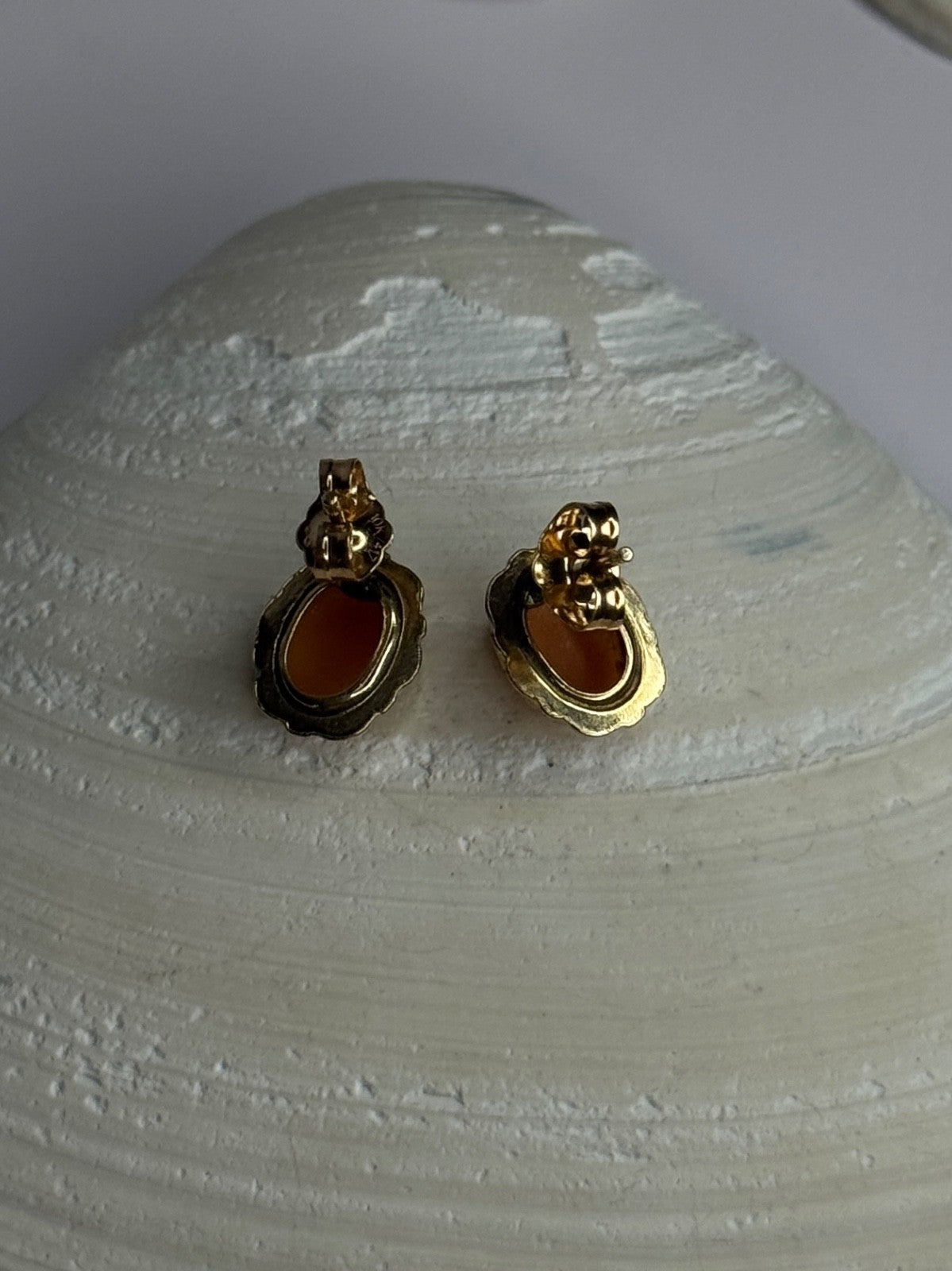 10K Yellow Gold Vintage Oval Cameo Stud Earrings Length 0.40 Inch