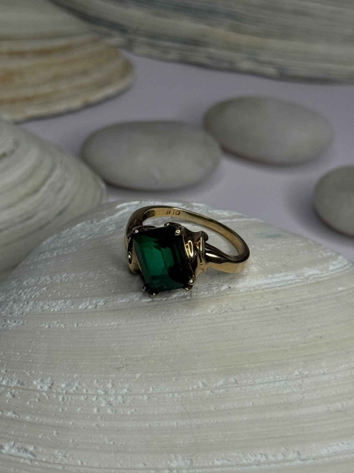 10K Yellow Gold Emerald Ring Size 4