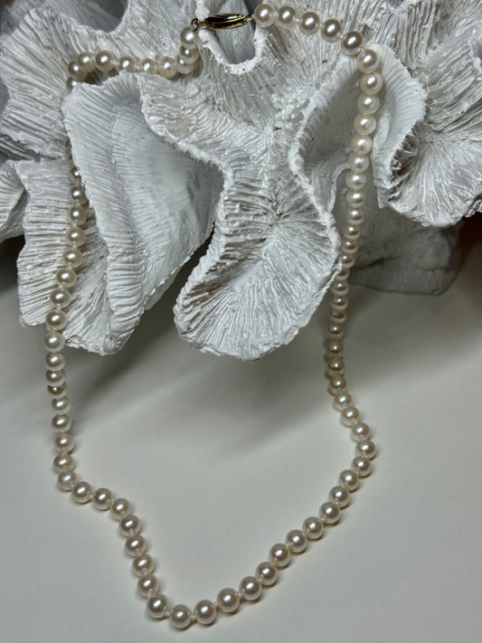 14K Yellow Gold Claps Fresh Water Pearl Necklace 18 Inch