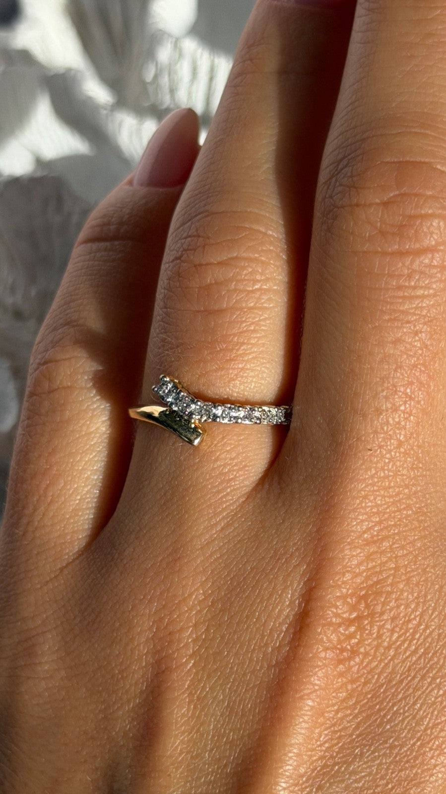 Elegant 10K Yellow Gold Diamond 0.11 ct Ring Size 7