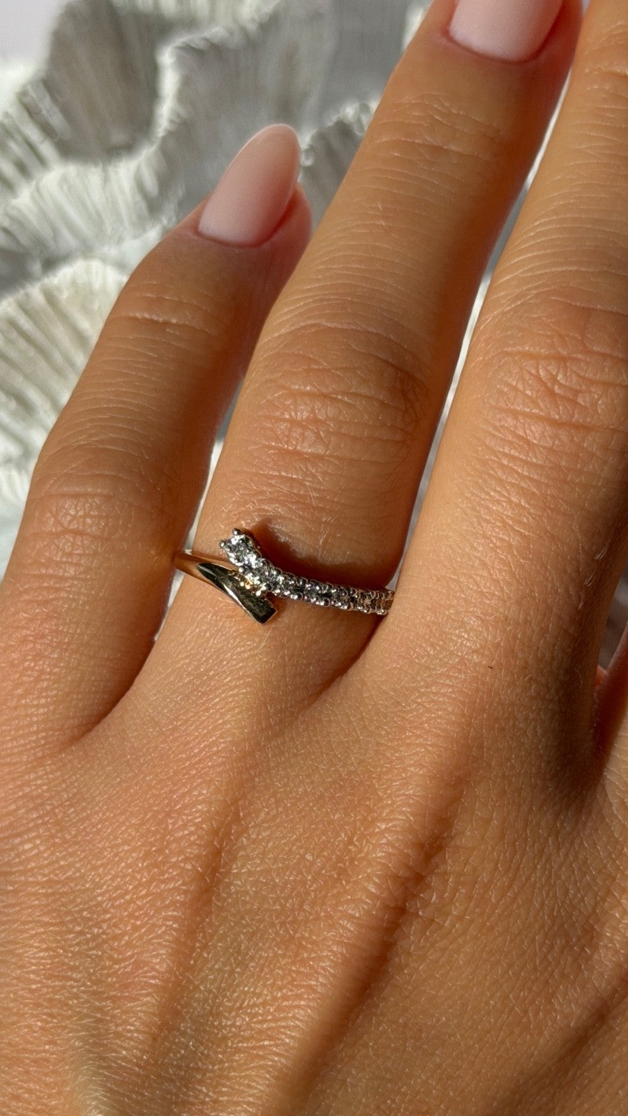 Elegant 10K Yellow Gold Diamond 0.11 ct Ring Size 7