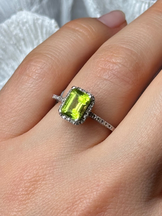 10K White Gold Ring Peridot & Diamonds Size 6.5