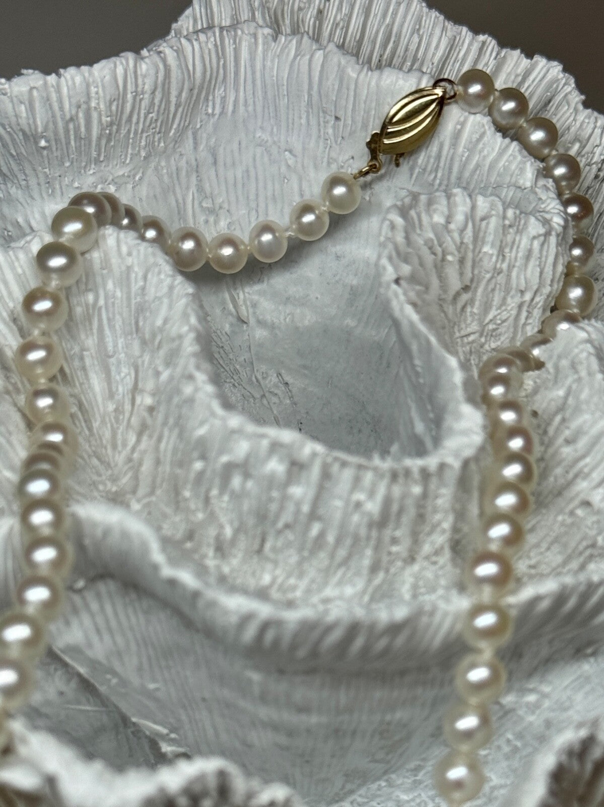 14K Yellow Gold Claps Fresh Water Pearl Necklace 18 Inch