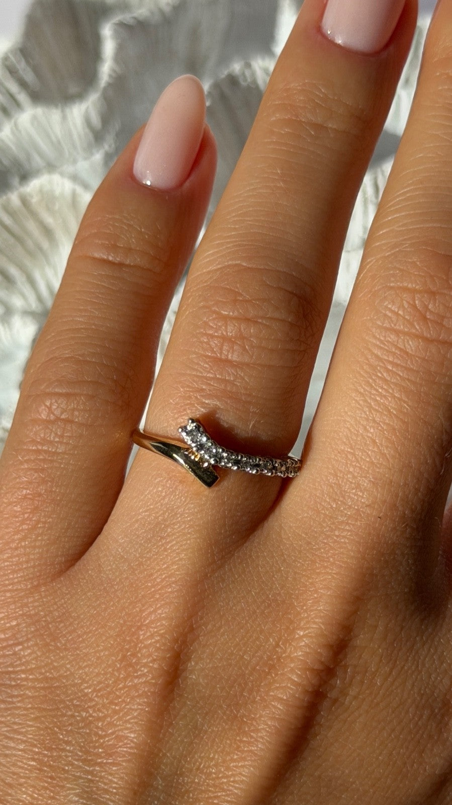 Elegant 10K Yellow Gold Diamond 0.11 ct Ring Size 7