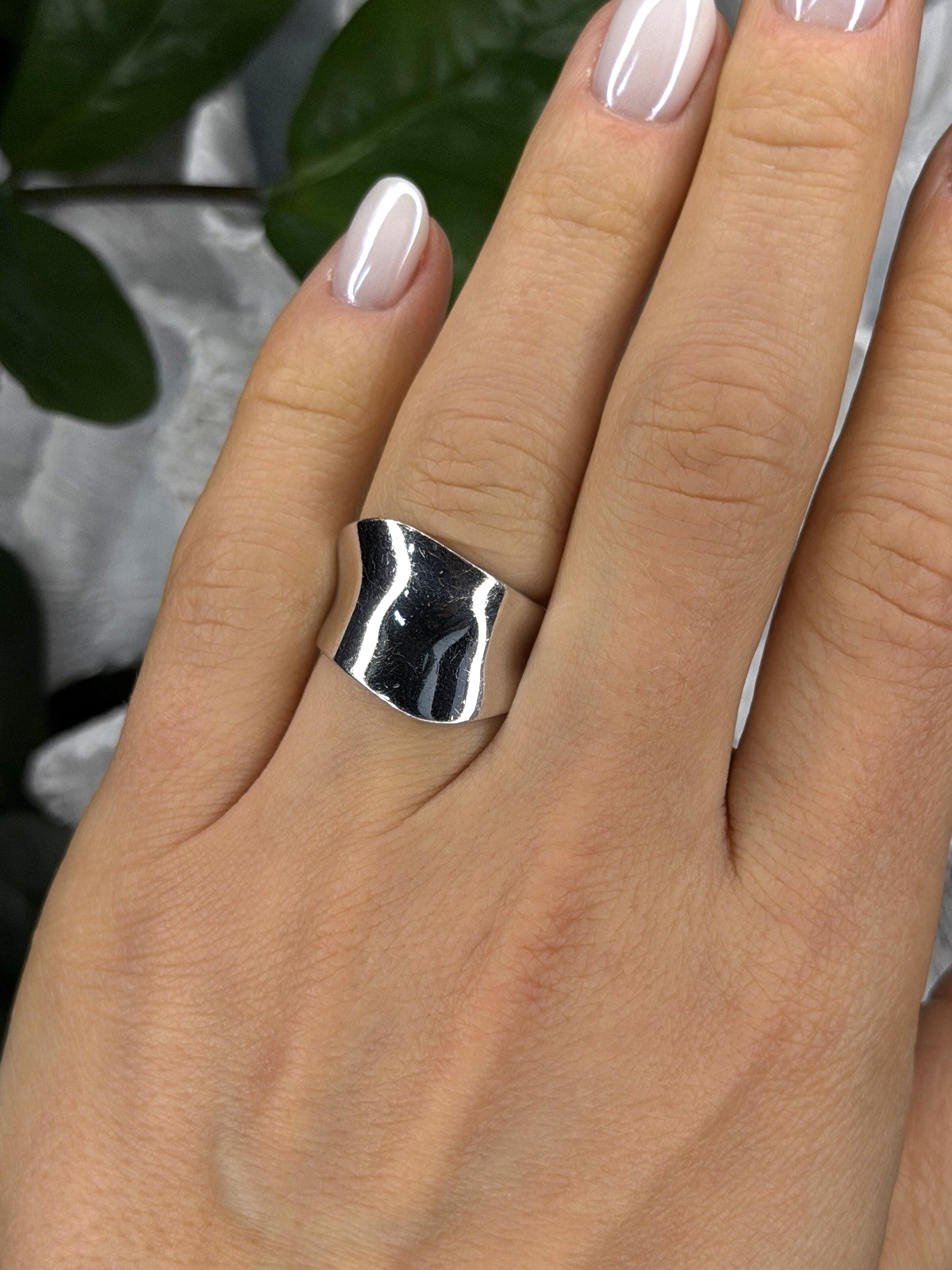 Unique Elegant Design 925 Sterling Silver Ring Size 7