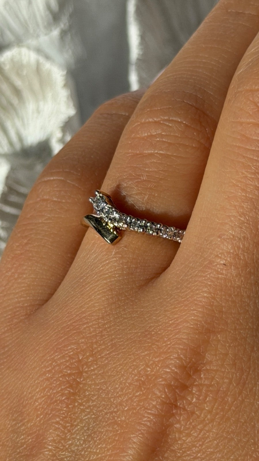 Elegant 10K Yellow Gold Diamond 0.11 ct Ring Size 7