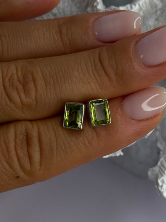 Pretty 925 Sterling Silver Peridot Stud Earrings Length 0.30 Inch