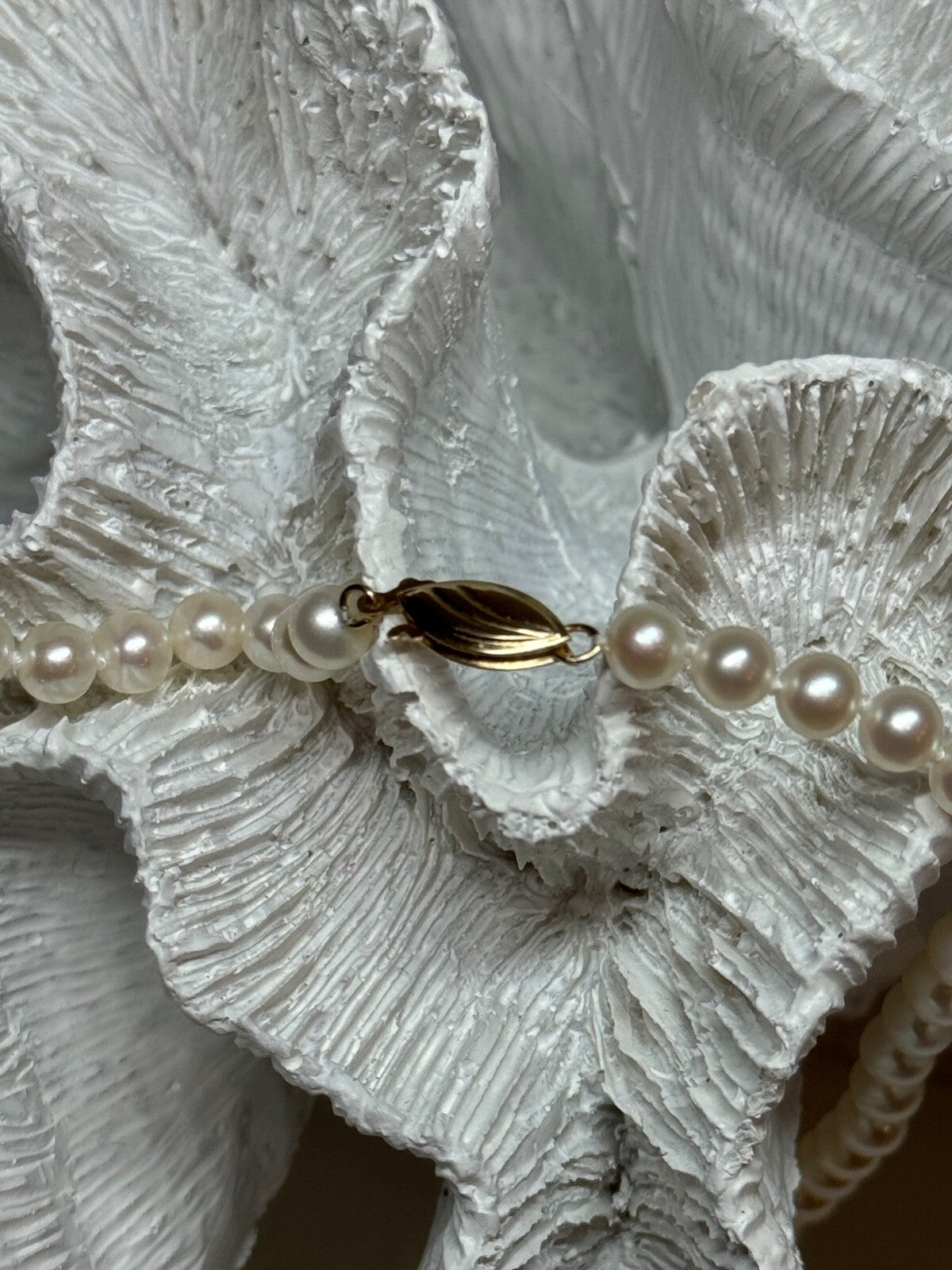 14K Yellow Gold Claps Fresh Water Pearl Necklace 18 Inch