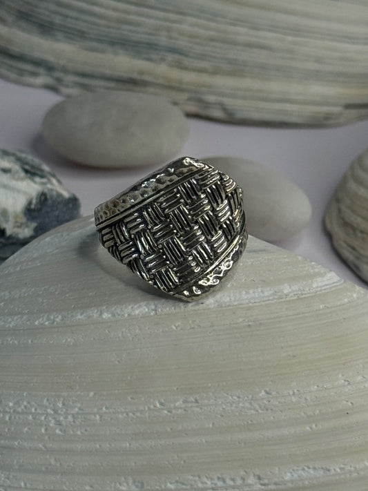 Classy Design 925 Sterling Silver Ring Size 8