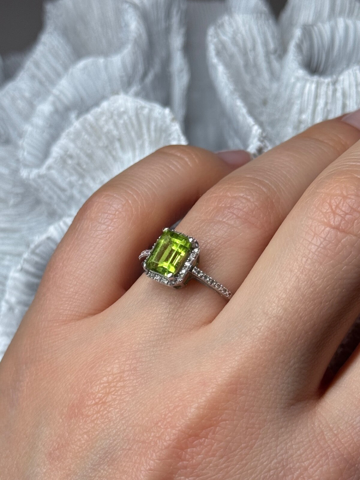10K White Gold Ring Peridot & Diamonds Size 6.5