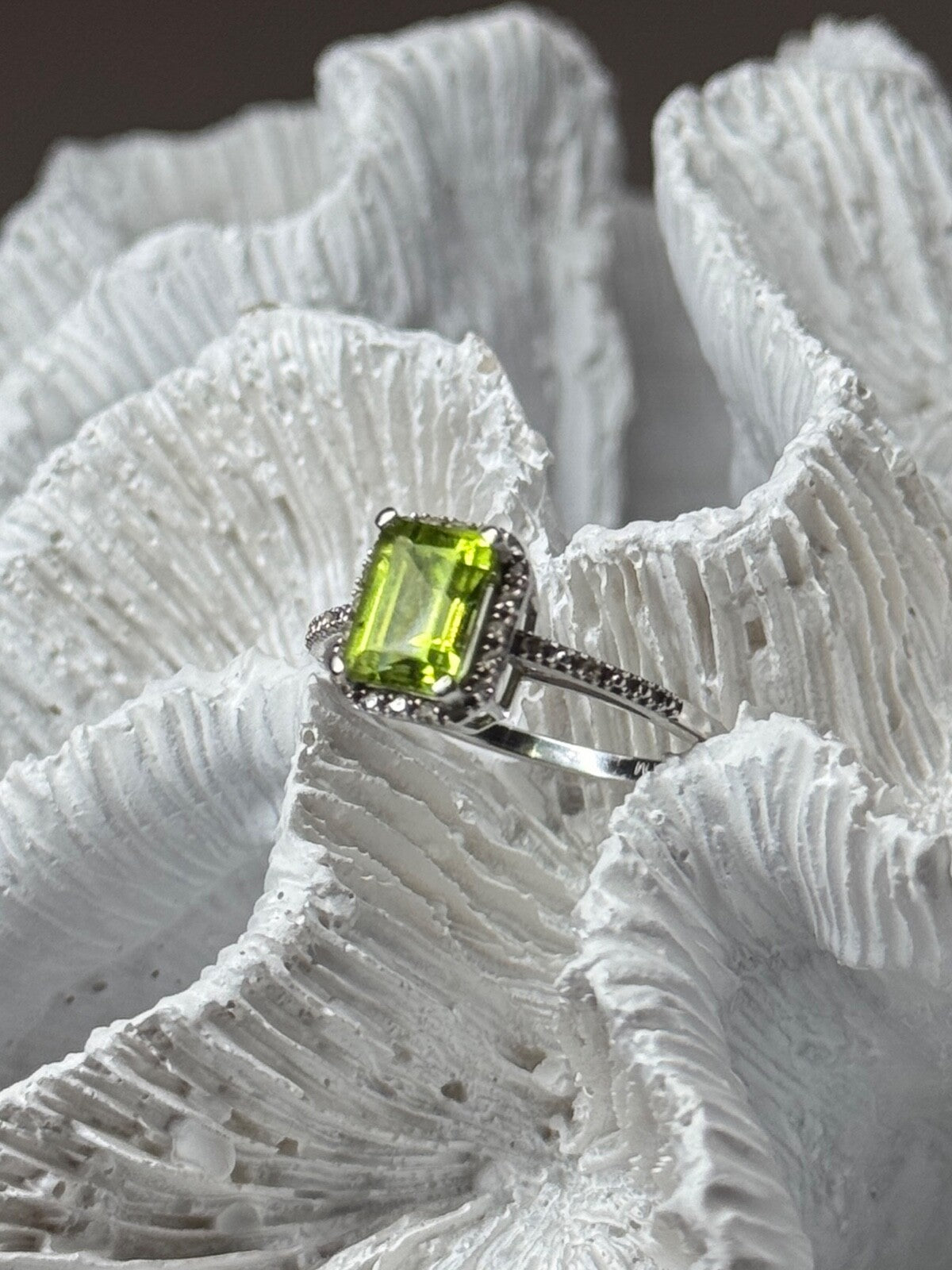 10K White Gold Ring Peridot & Diamonds Size 6.5