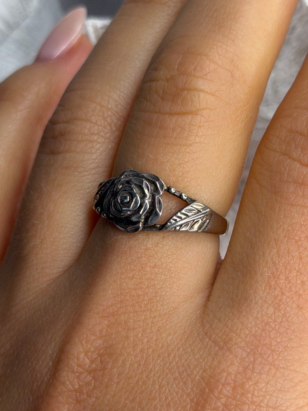 Flower Design 925 Sterling Silver Ring Size 8
