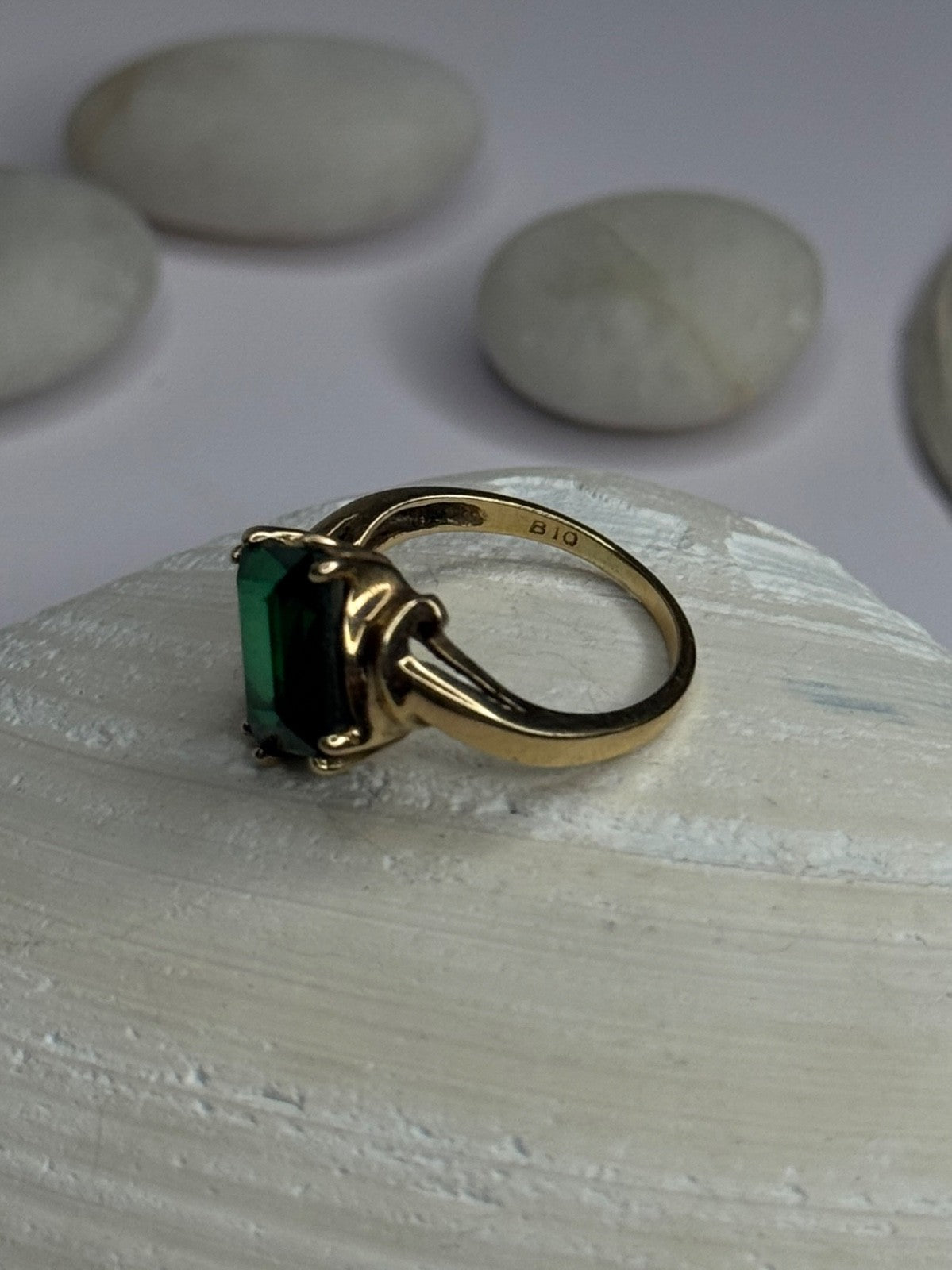 10K Yellow Gold Emerald Ring Size 4