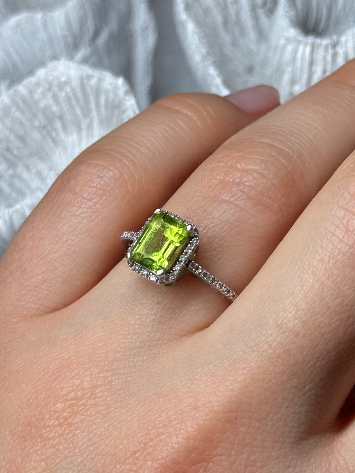 10K White Gold Ring Peridot & Diamonds Size 6.5